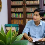 Home 21 상담심리사 자격증과 학위의 차이 - A professional psychological counselor in Thailand, wearing modest formal attire, sitting in a cozy,...